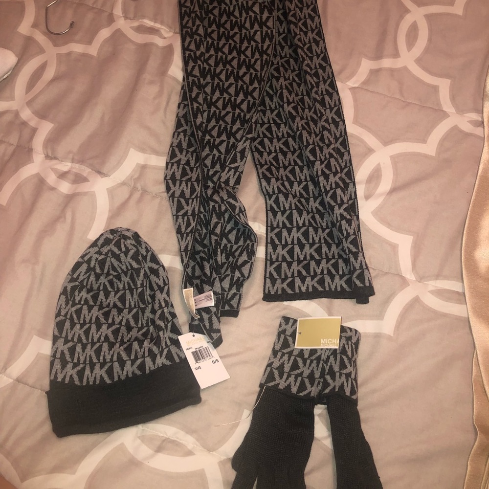 MICHAEL KORS SCARF HAT AND GLOVE SET! - Picture 3 of 3